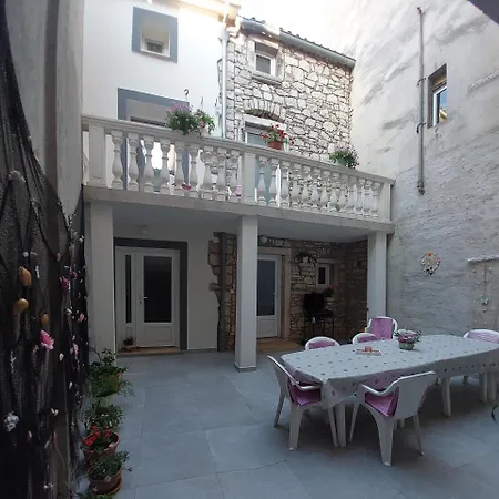 Beautiful Alisa - Center Of The Old Town Apartment